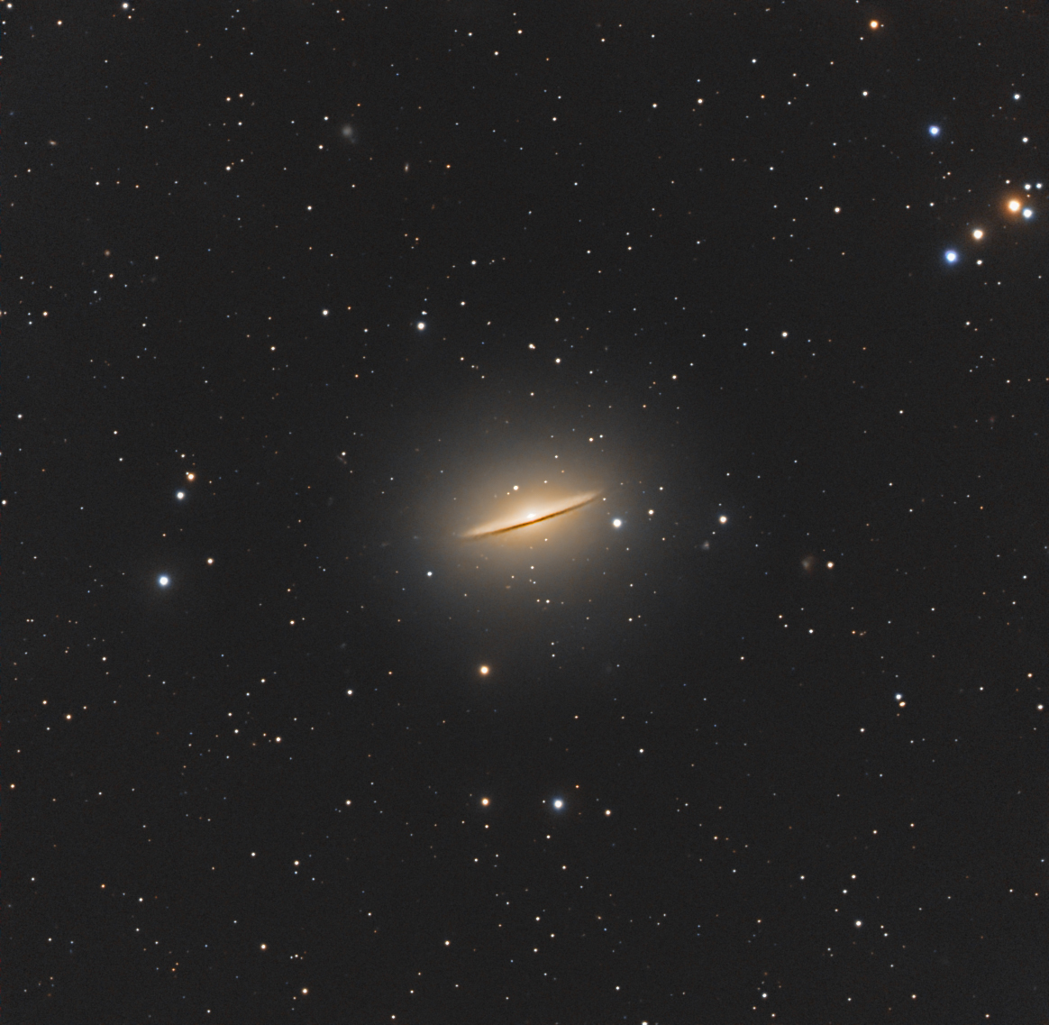 M104, conocida como Galaxia del Sombrero. 1000x10seg en modo mosaico.